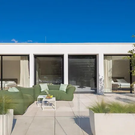 Amber Vikendica Pakostane